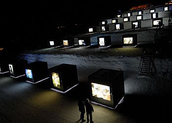 Thanks to durably waterproof GORE-TEX® Pro Shell fabric and laminated Primaloft insulation, you can climb through the nastiest conditions that the…