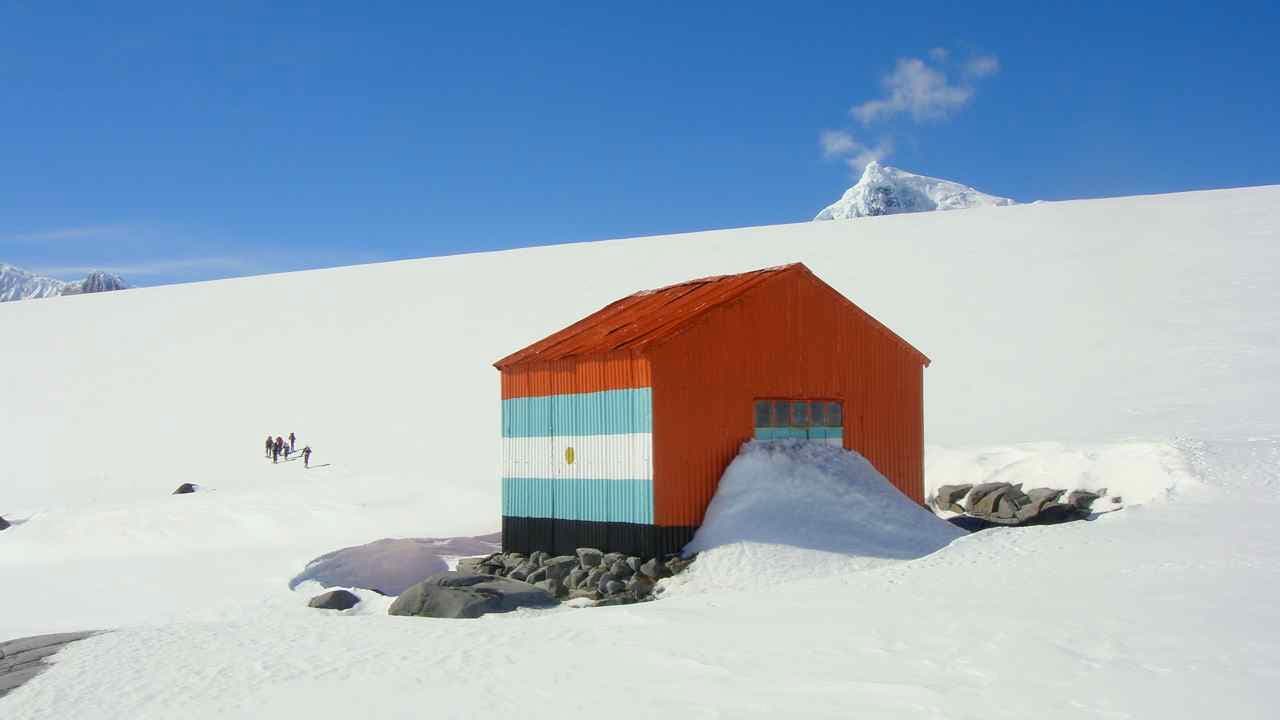 An abandoned Argentine hut on Weincke I.