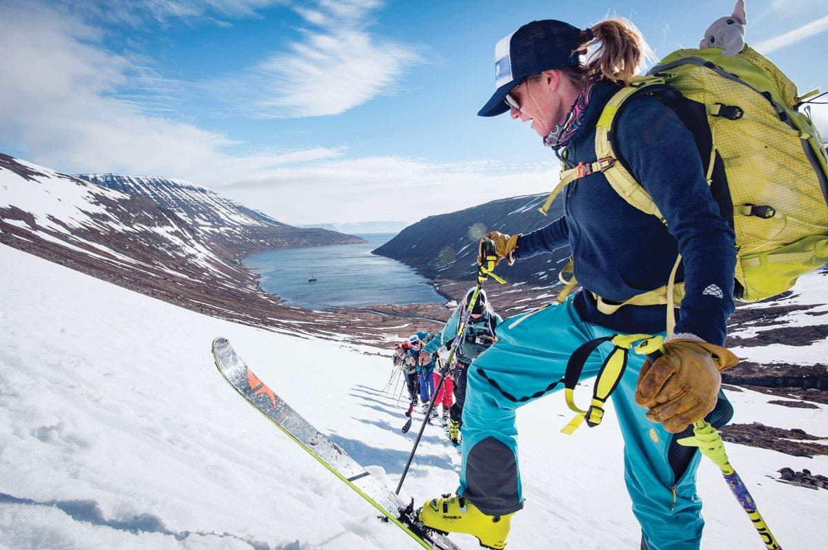 SKI1117_Boss04_byCrystalSagan keely kelleher makes a kick turn in iceland