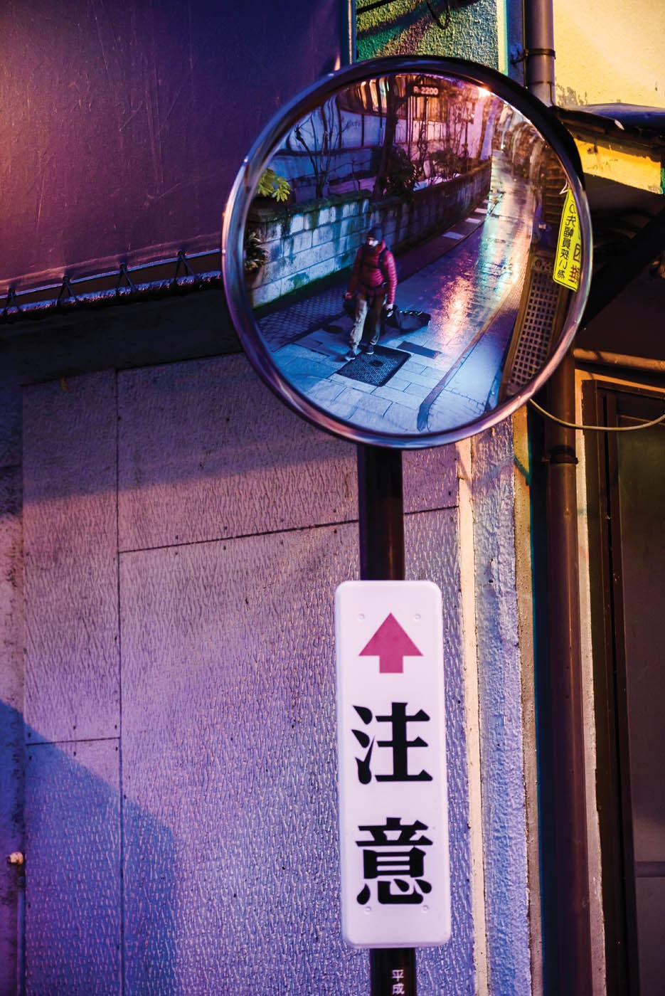 SKI0118_BUC1_creditBrunoLong_RED Shibu Onsen’s super-narrow streets require mirrors so drivers can take turns riding through