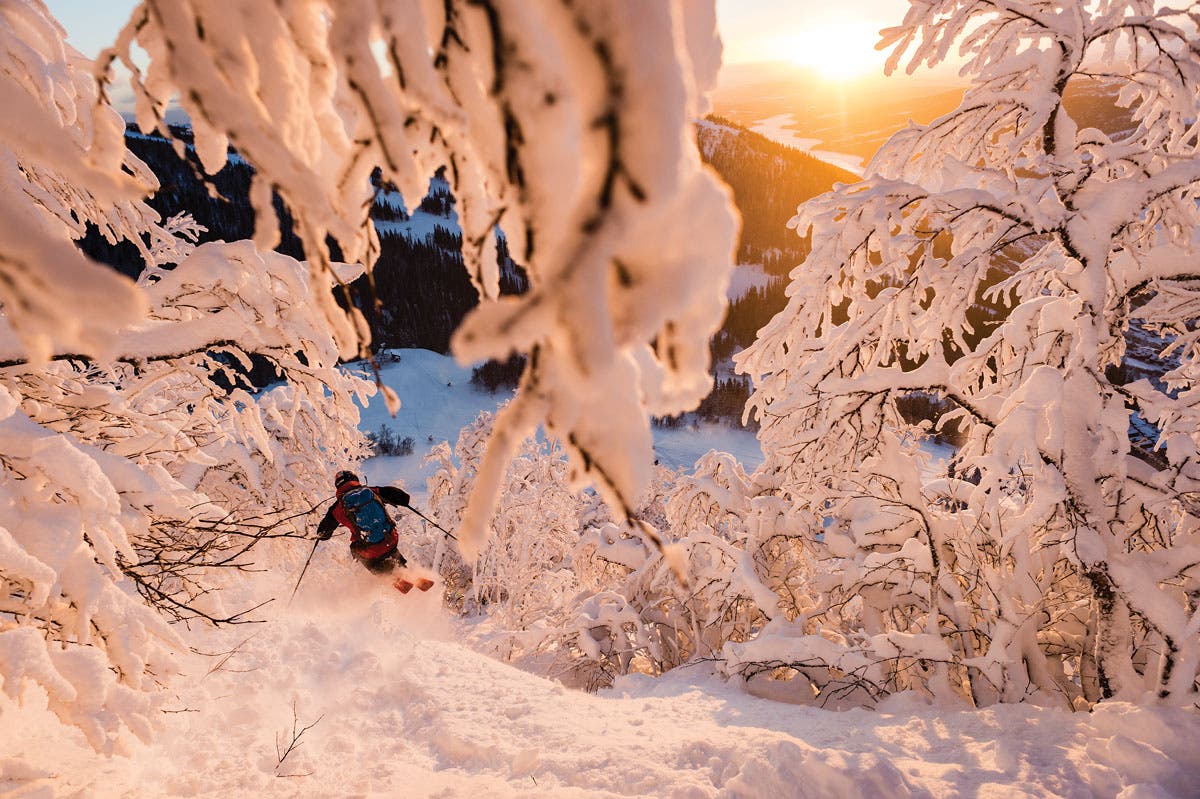 SKI1117_FOCUS_byMattiasFredriksson LONG LIGHT, SHORT DAYS Early season in Åre, Sweden, is a special time. The days are short and the light is low and mellow. This shot of Swedish…