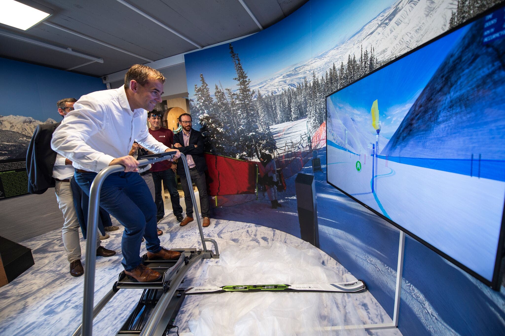 foto_kLemen Razinger ELAN muzej 21.6.2018 high res-4519_preview A museum-goer tests out a ski video game simulation.
