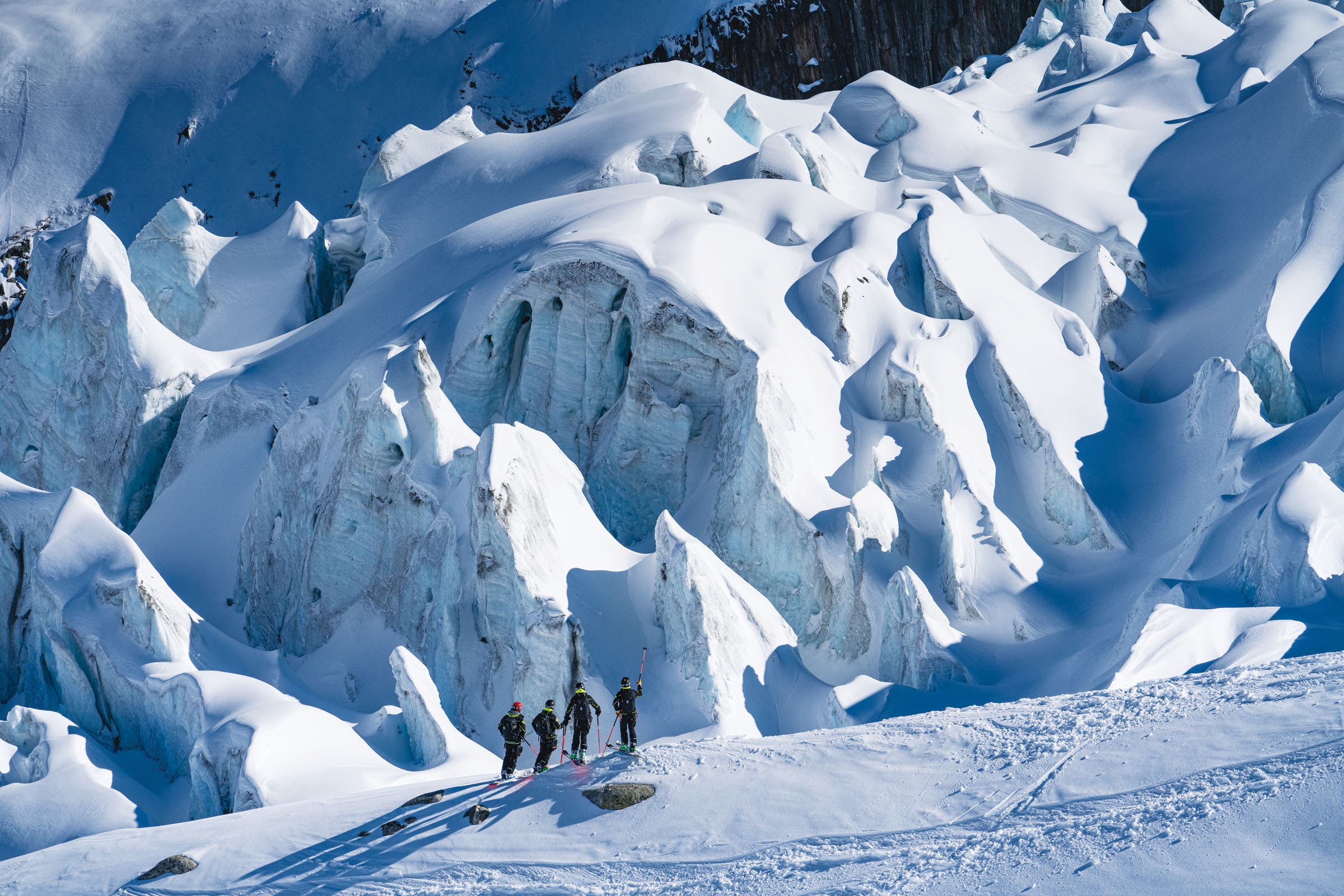 SNW70-20190319_WM_HH_Chamonix_CamMcLeod_0050_r1 Patrollers taking in the view.