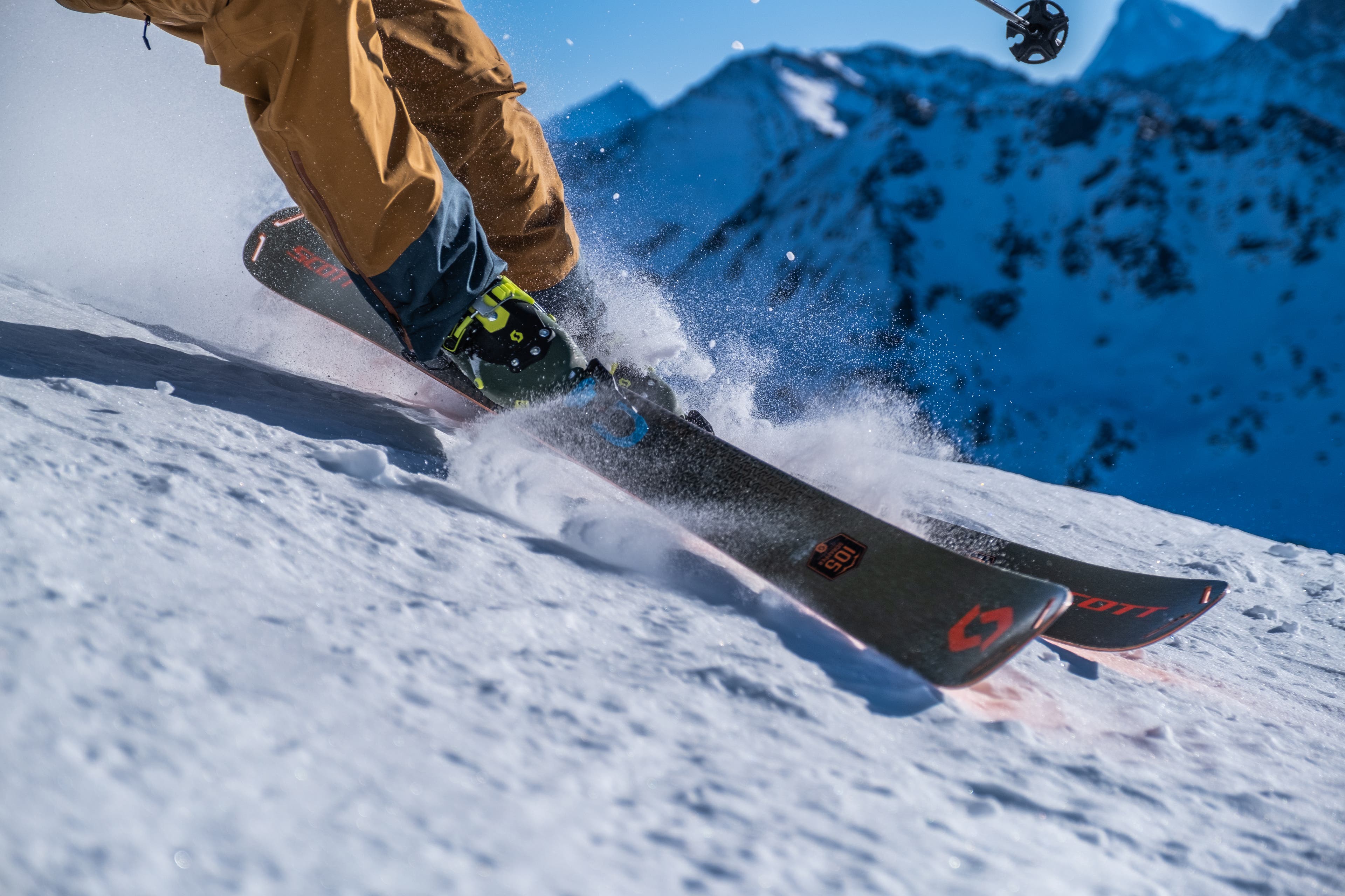 ©Gaëtan Rey_Freeguideboot_ActionImage_2021_WINTERSPORTS_SCOTT-Sports (24) Scott Superguide and Freeguide ski and boot on snow.