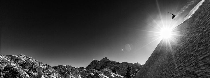 indie-tout Wiley Miller takes flight over Mt. Baker, Wash