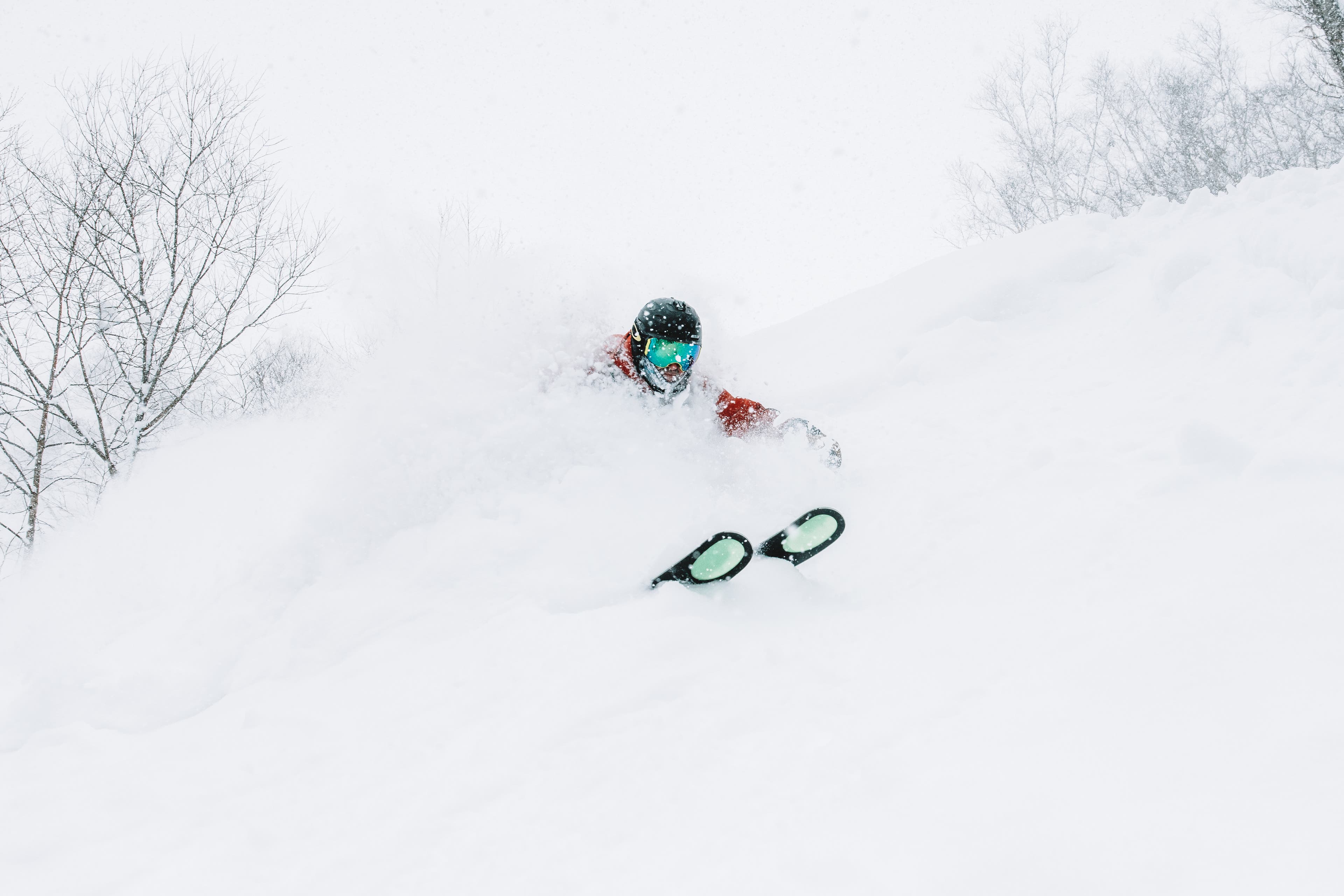 Skicom_Day4-4 Rob the Guide skis powder at Rusutsu