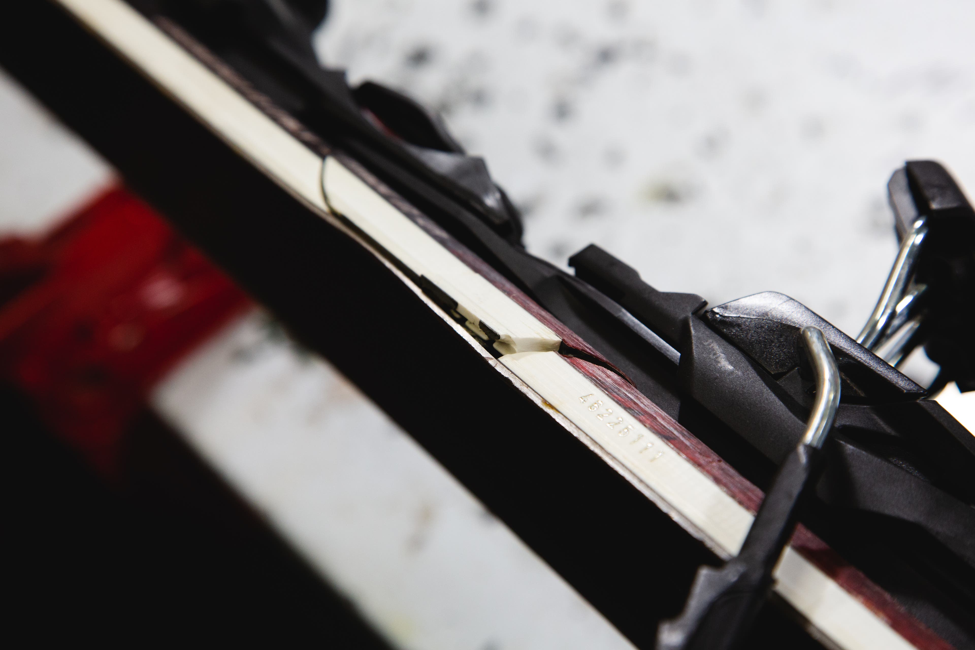 20190417-Tuning-YB0A4216 Ski tuning, cracked sidewall