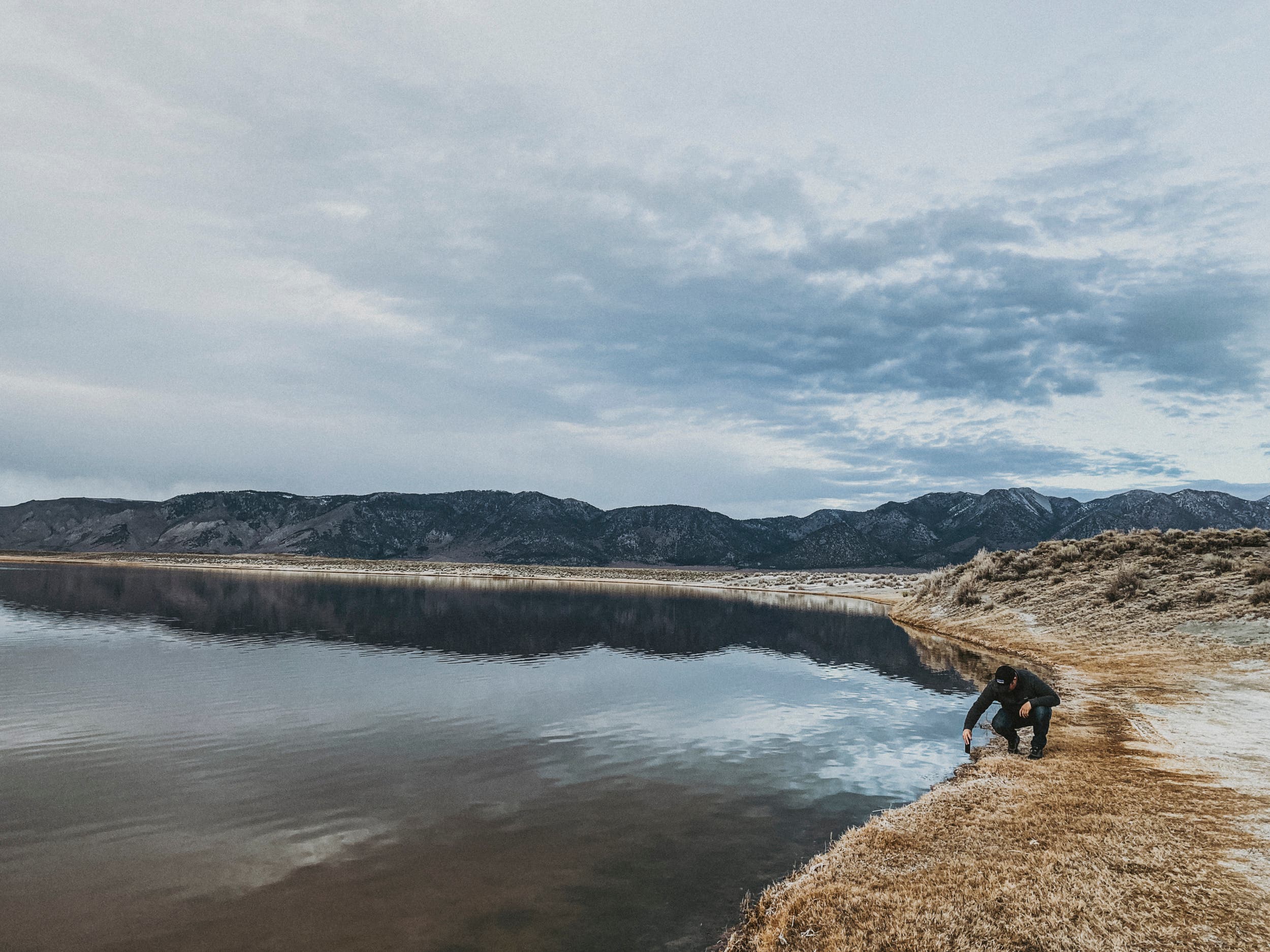 Peter Morning demonstrating cell phone photography tips