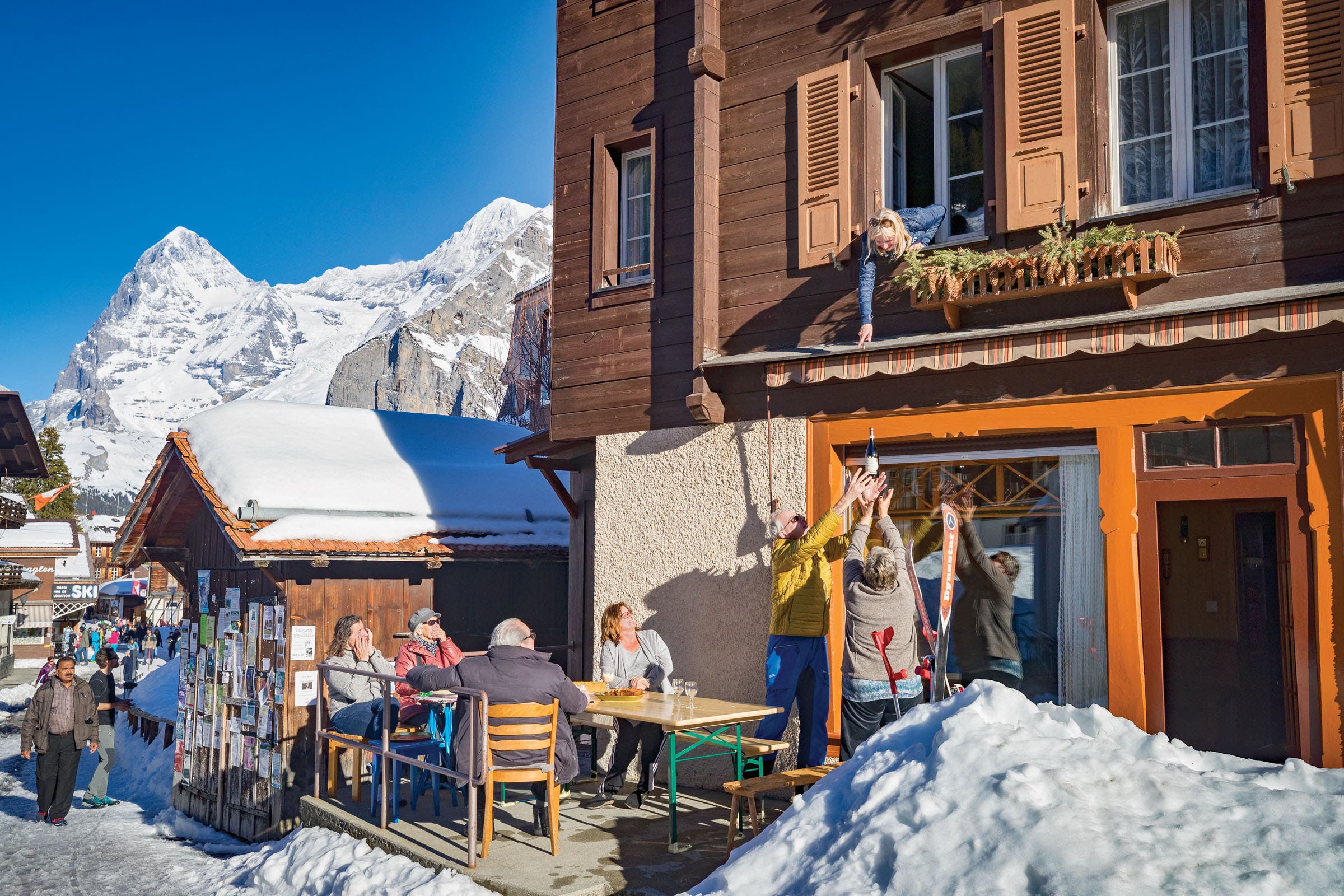 SKI1119-FOC-byJeffEngergretson_1 Focus 2019 Sharing wine with friends in Switzerland
