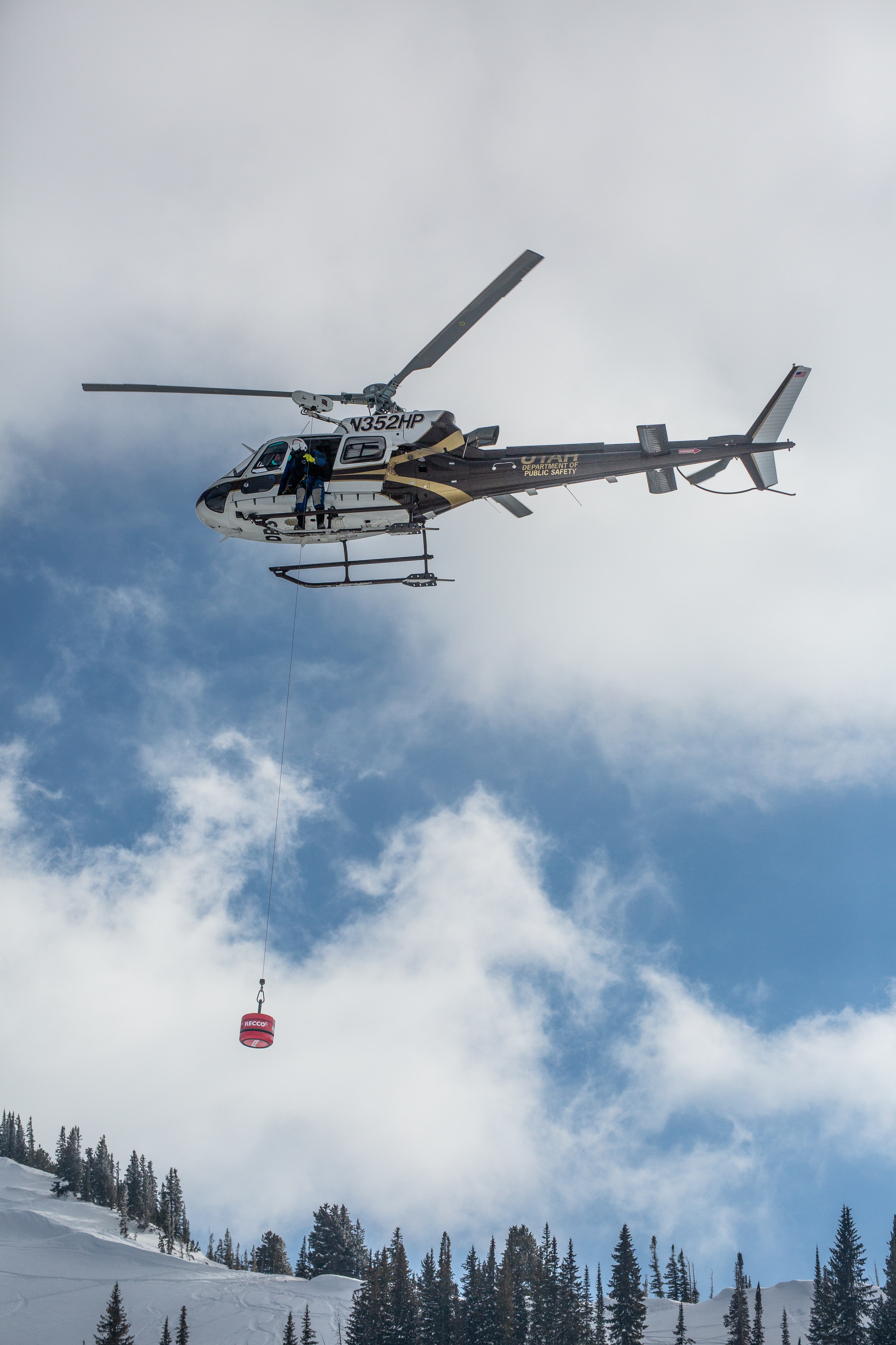 A helicopter with a RECCO detector