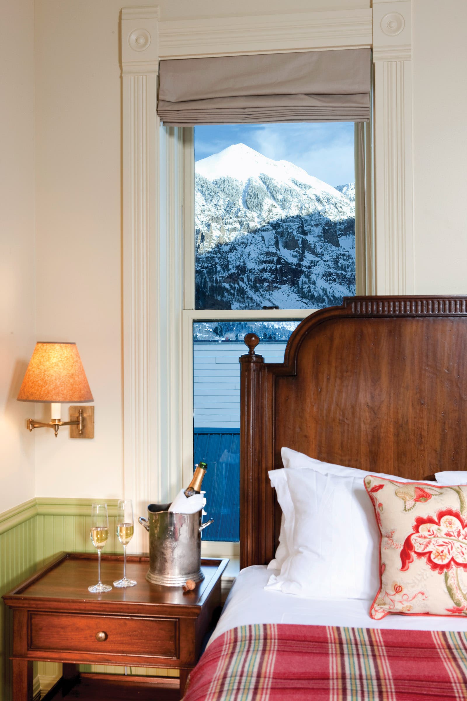 SKI1220-EC7-TownLodging-Sheridan Telluride lodging: The New Sheridan Hotel