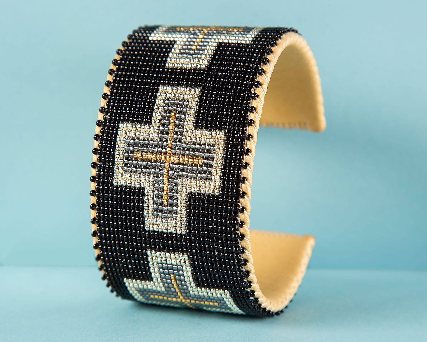 Ski-WesternStyle-EtkieCara-byKeriBascetta Etkie Cara Glass Cuff