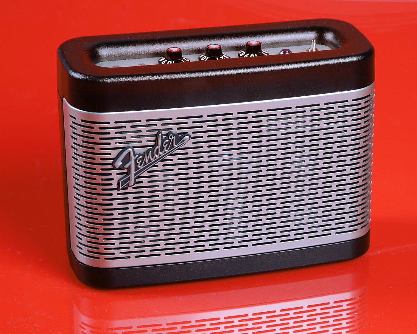 ski0118_TOO_Tuning5_byHayleyPosner Fender Newport Bluetooth Speaker