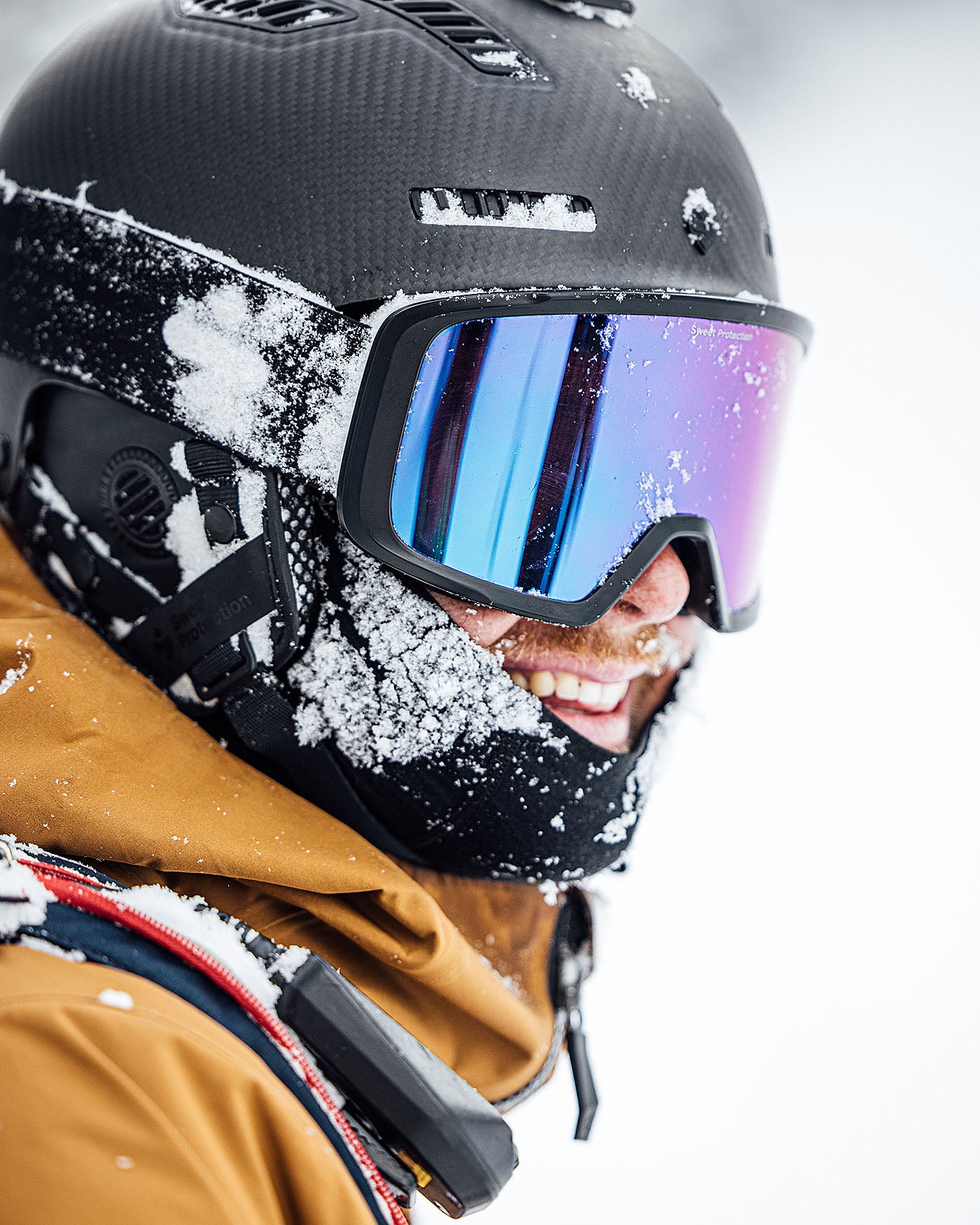 How to pair goggles with a ski helmet