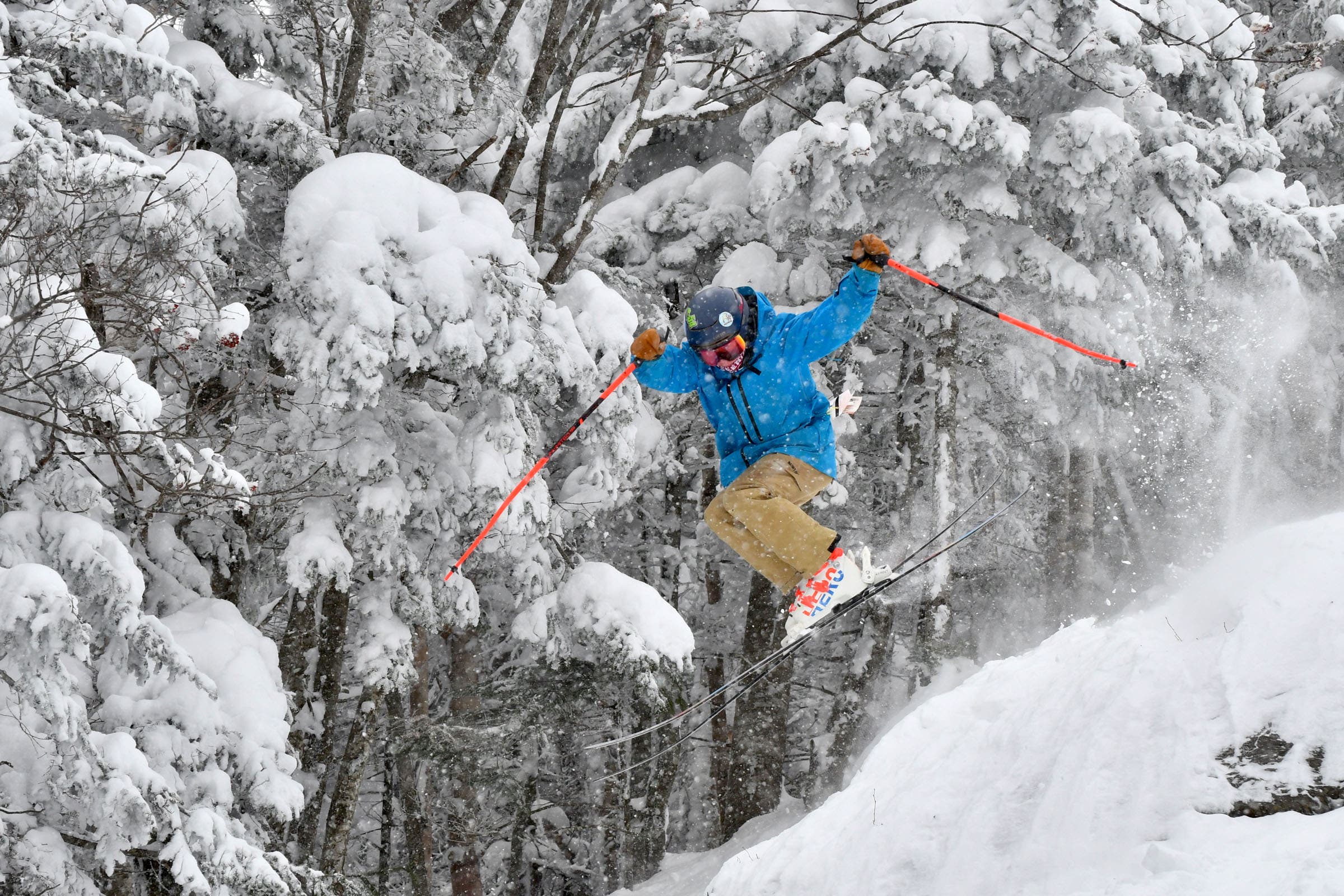 Pemain ski melompat ke Smugglers' Notch