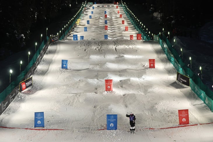 Idre, Sweden. 11th Dec, 2022. Winner Elizabeth Lemley (USA) in the dual  moguls final during FIS Freestyle Ski World Cup 2022/23 in Idre fjall,  Sweden, Sunday December 11 2022. Foto: Nisse Schmidt/TT/code