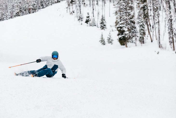 Tester Michael Rogan carving on skis