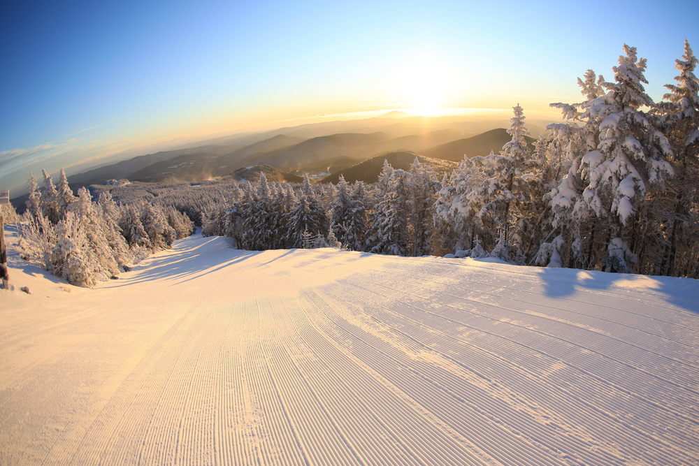Matahari terbit di atas salon korduroi di Killington