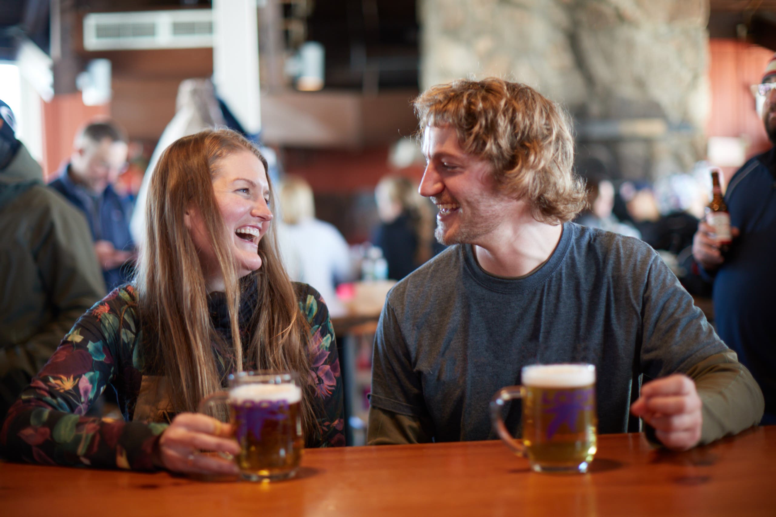 Dua orang dengan bir tersenyum