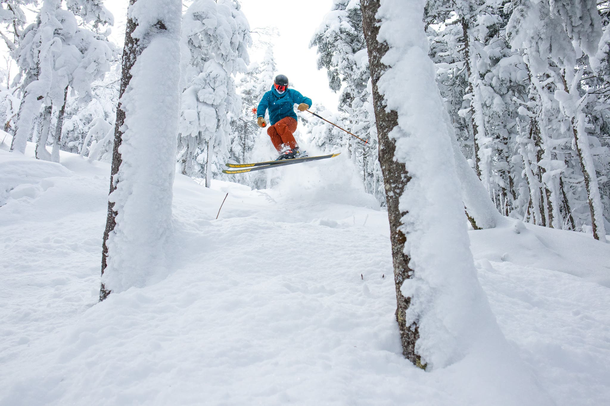 Pemain ski di udara di resor Saddleback