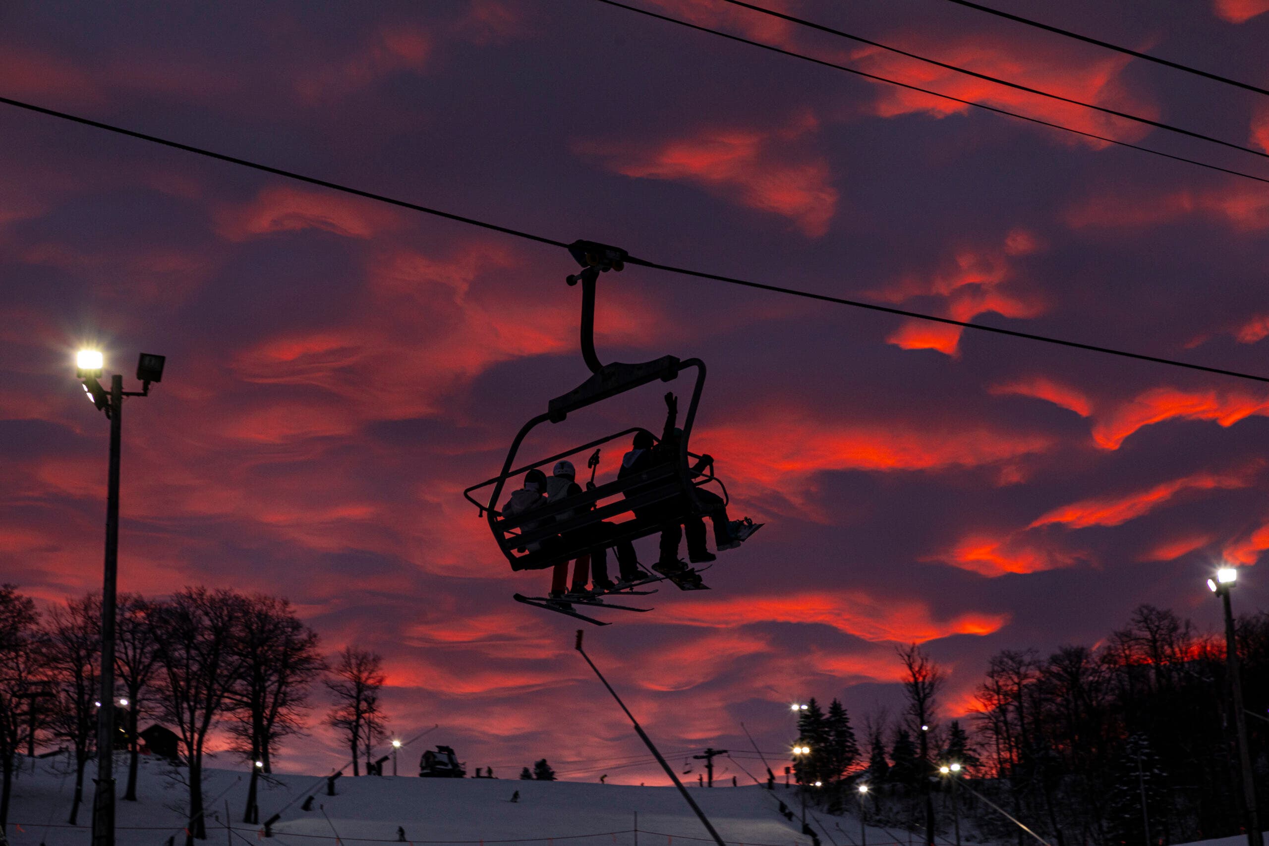 Matahari terbenam yang gelap di resor tujuh mata air.