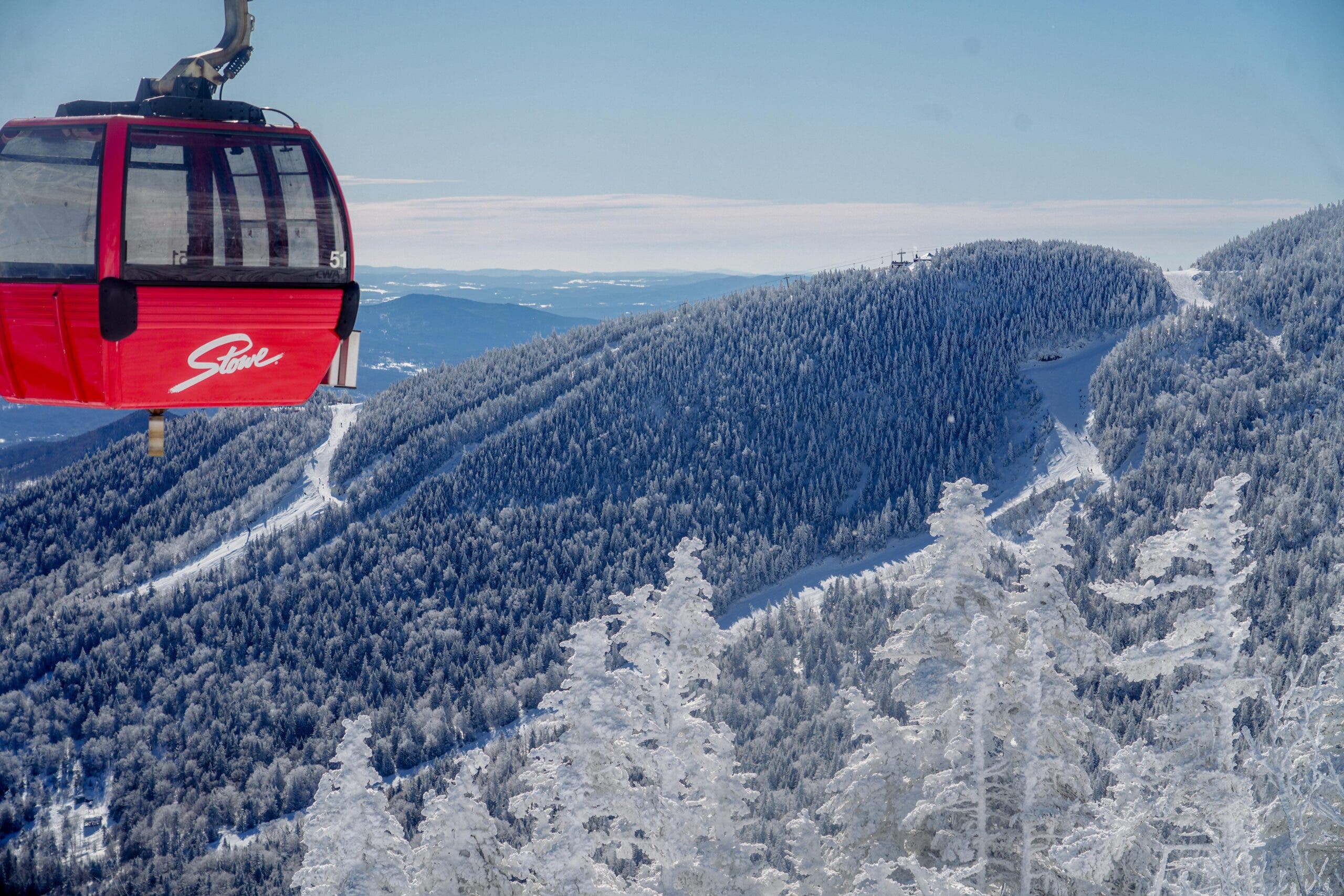 Gondola merah melintasi pegunungan
