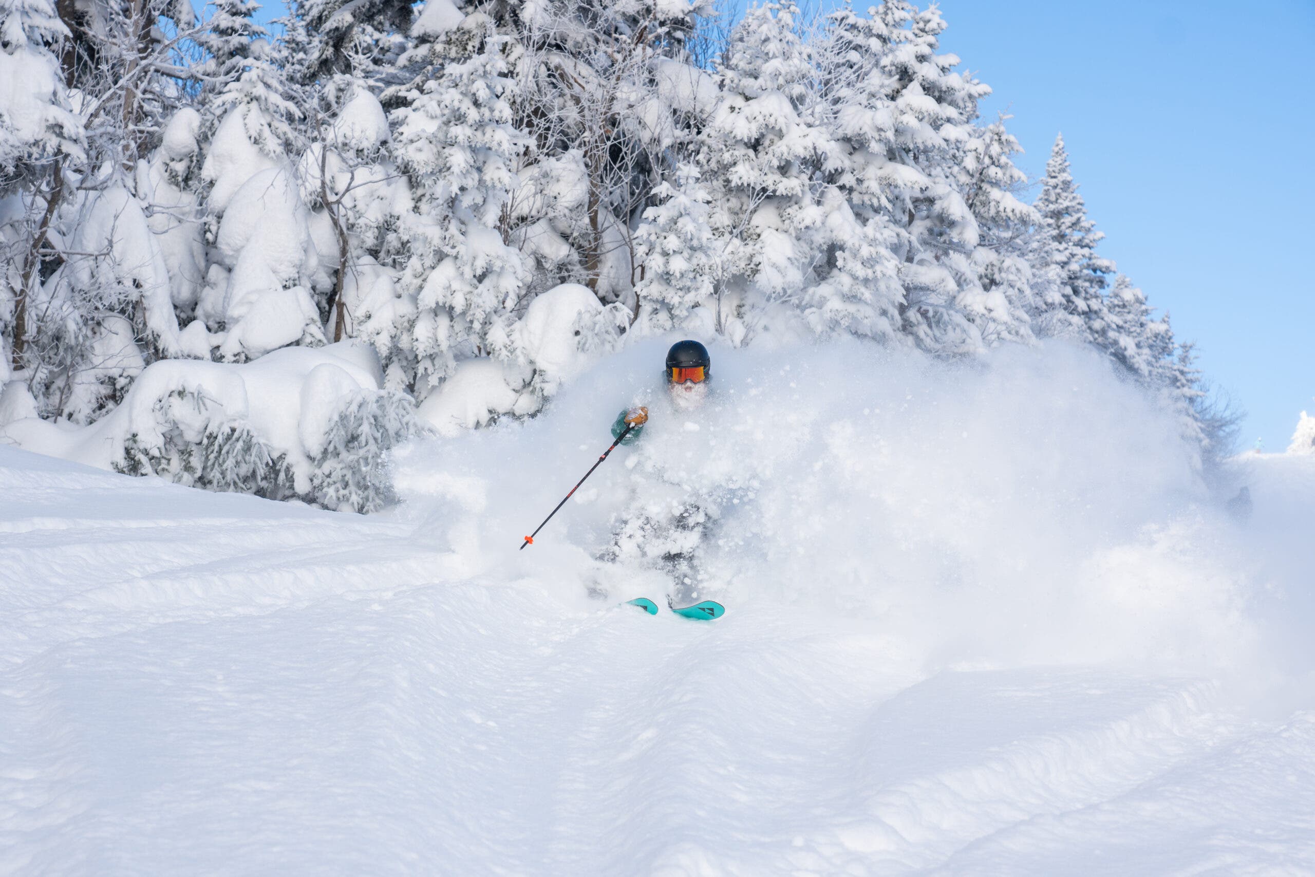 Pemain ski melewati bedak