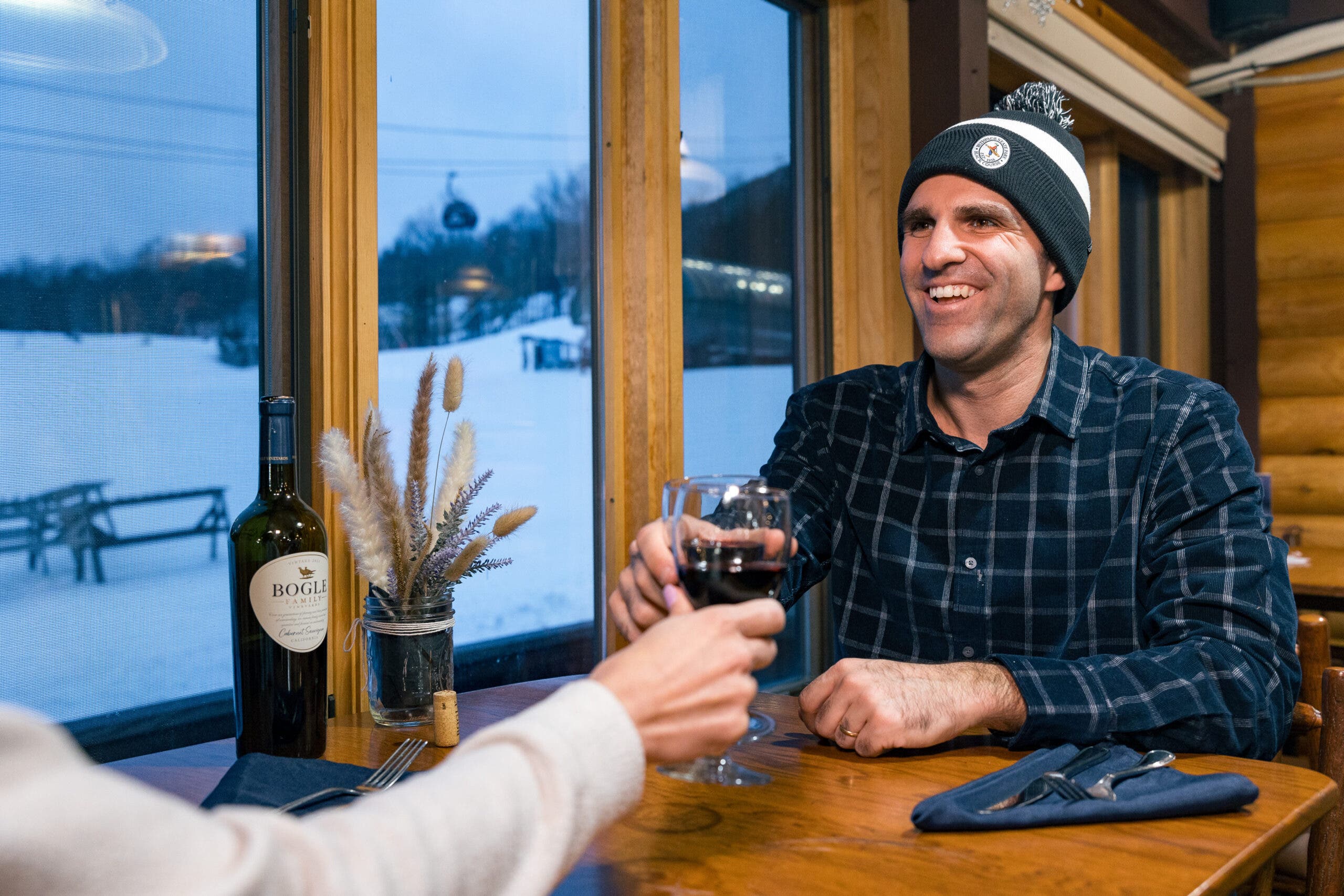 Orang bersorak dengan gelas anggur