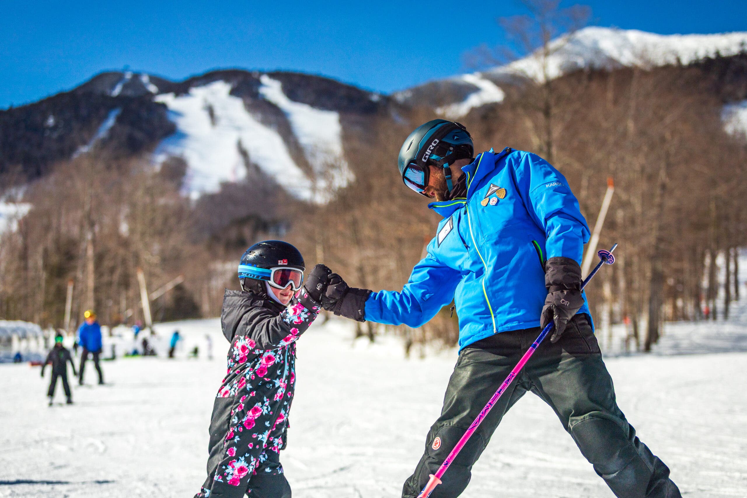 Instruktur dan anak saling tos