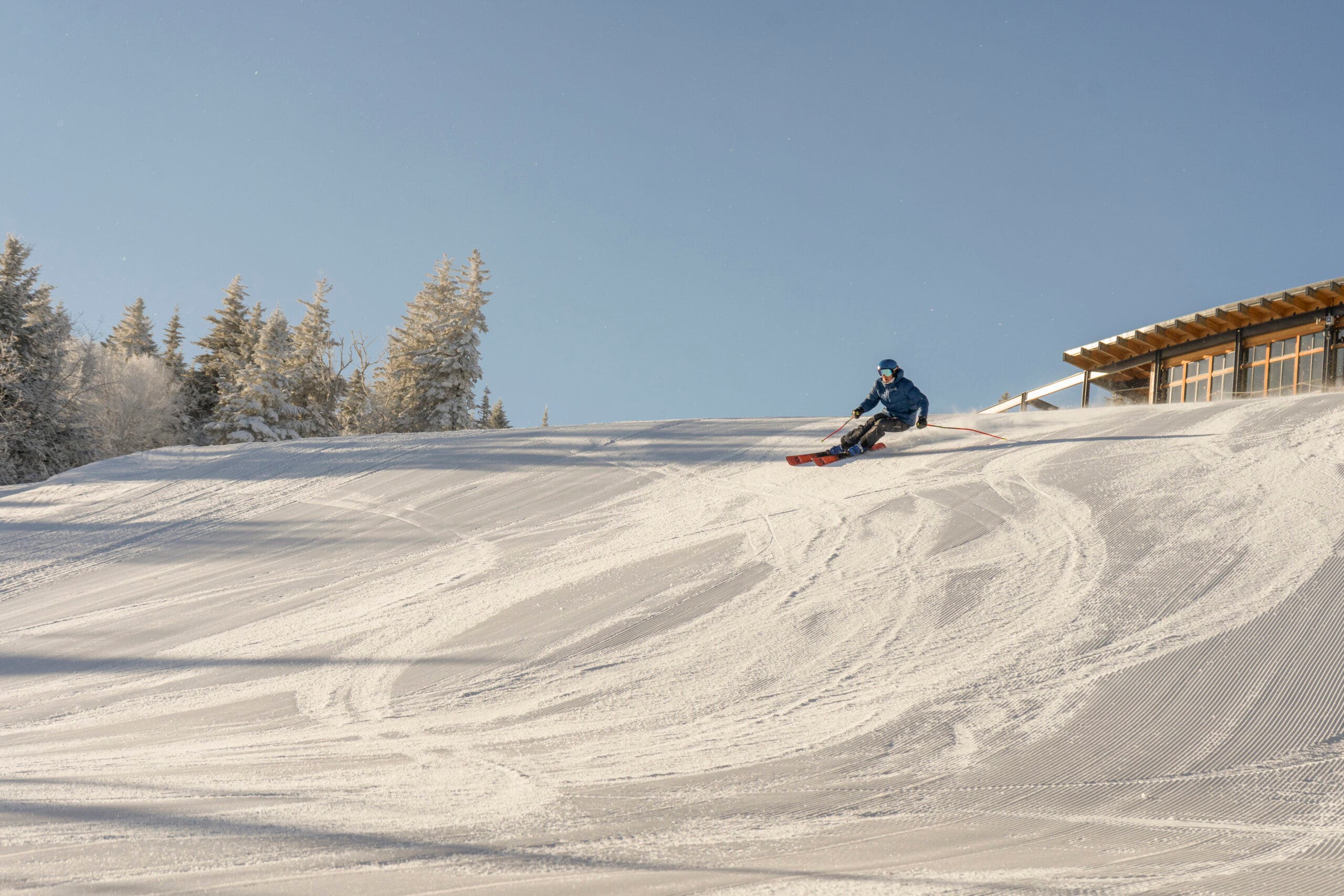 Pemain ski di groomer