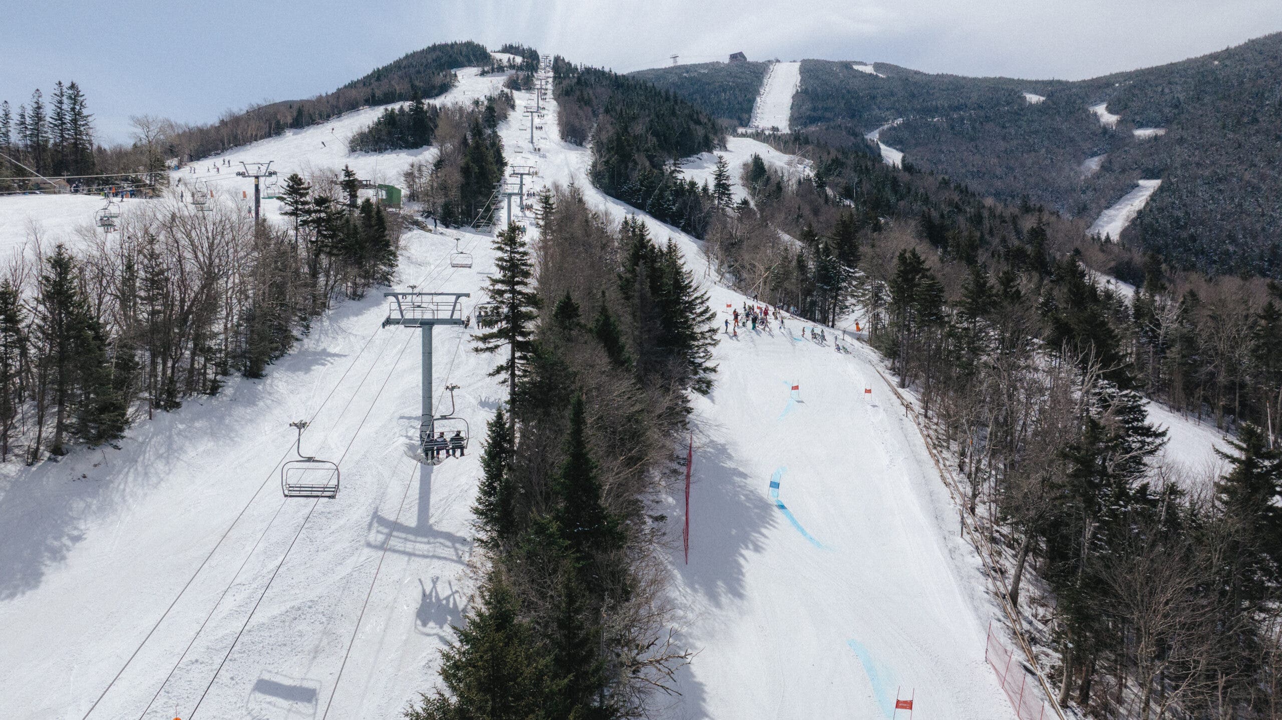 Tembakan dari atas ke arah Cannon Mountain