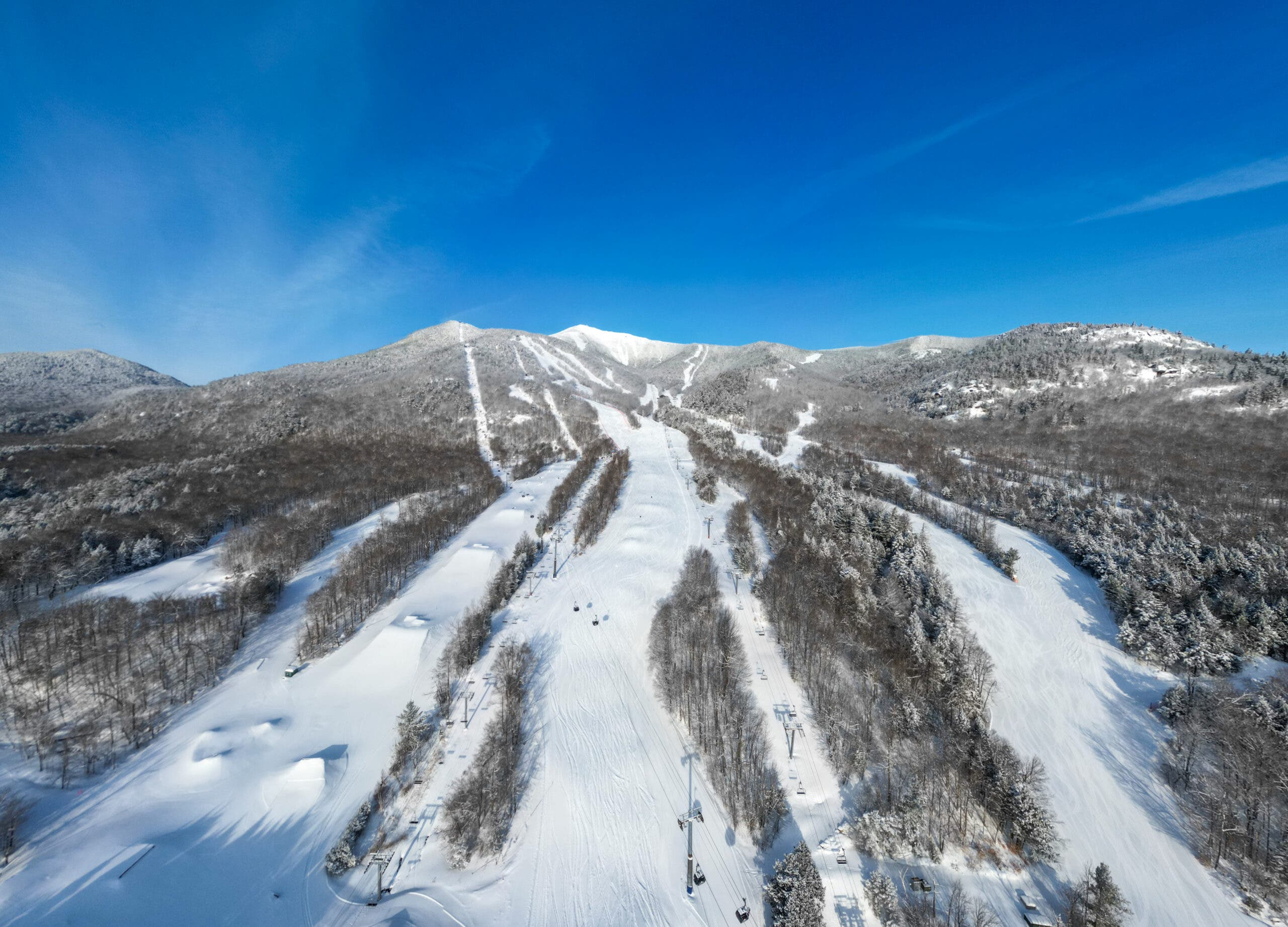 Tembakan drone dari jalan setapak di resor Whiteface