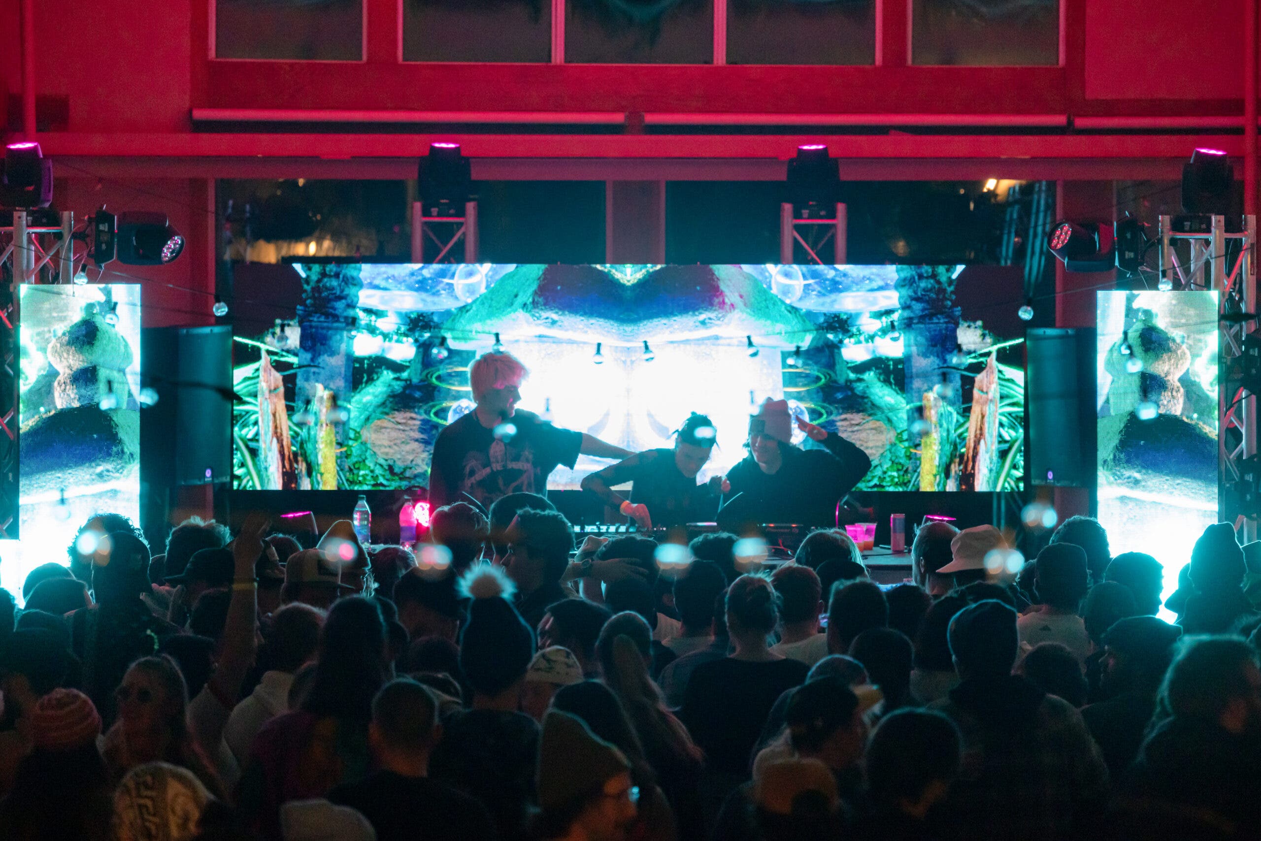 Konser malam hari dalam ruangan di Sugarlaof