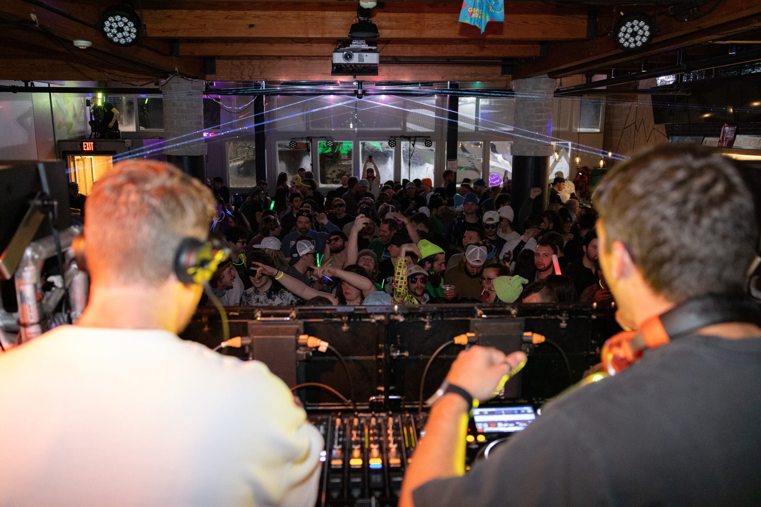 Dua DJ di belakang stan di Sugarbush