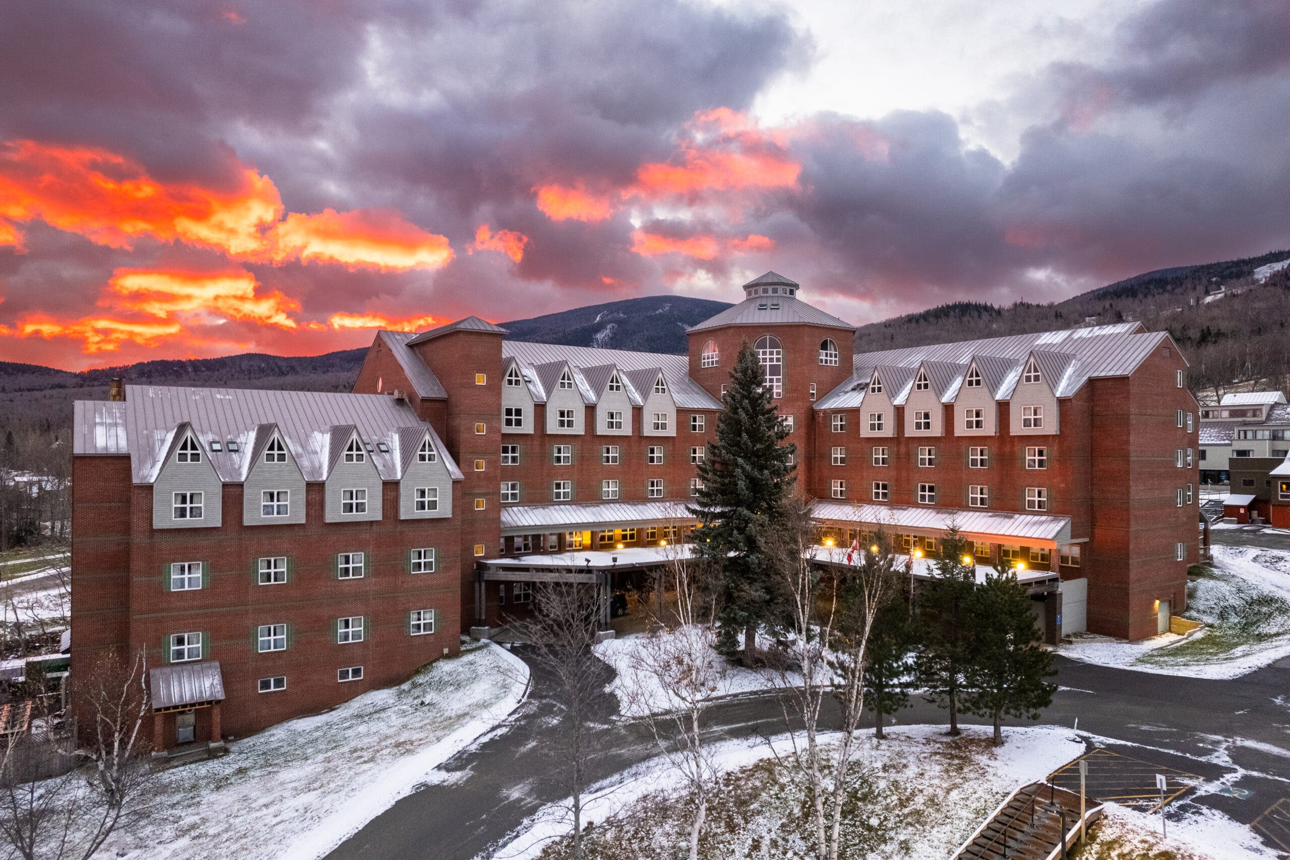 Matahari terbenam di resor Suguarloaf