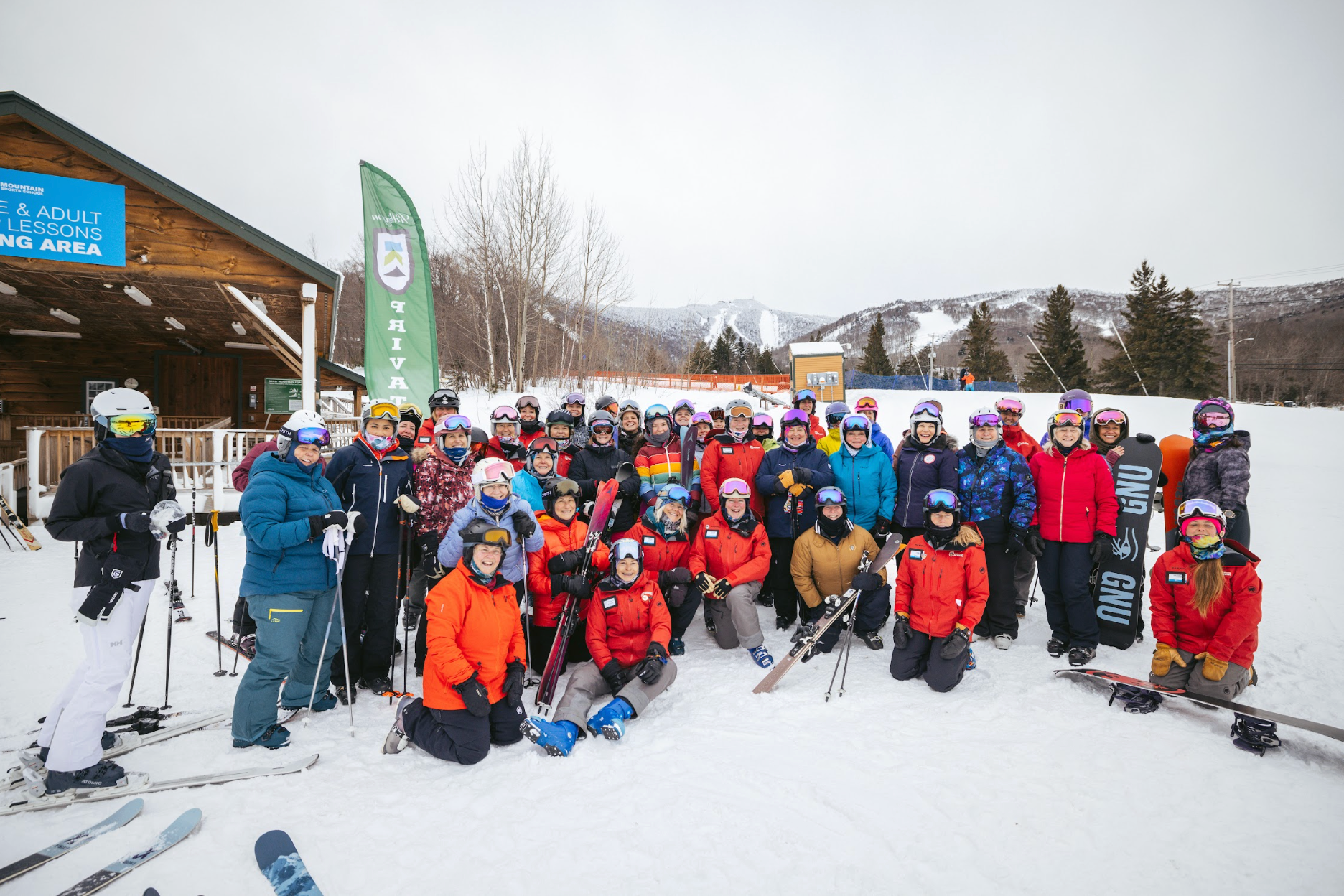 Karyawan Killington tersenyum bersama 