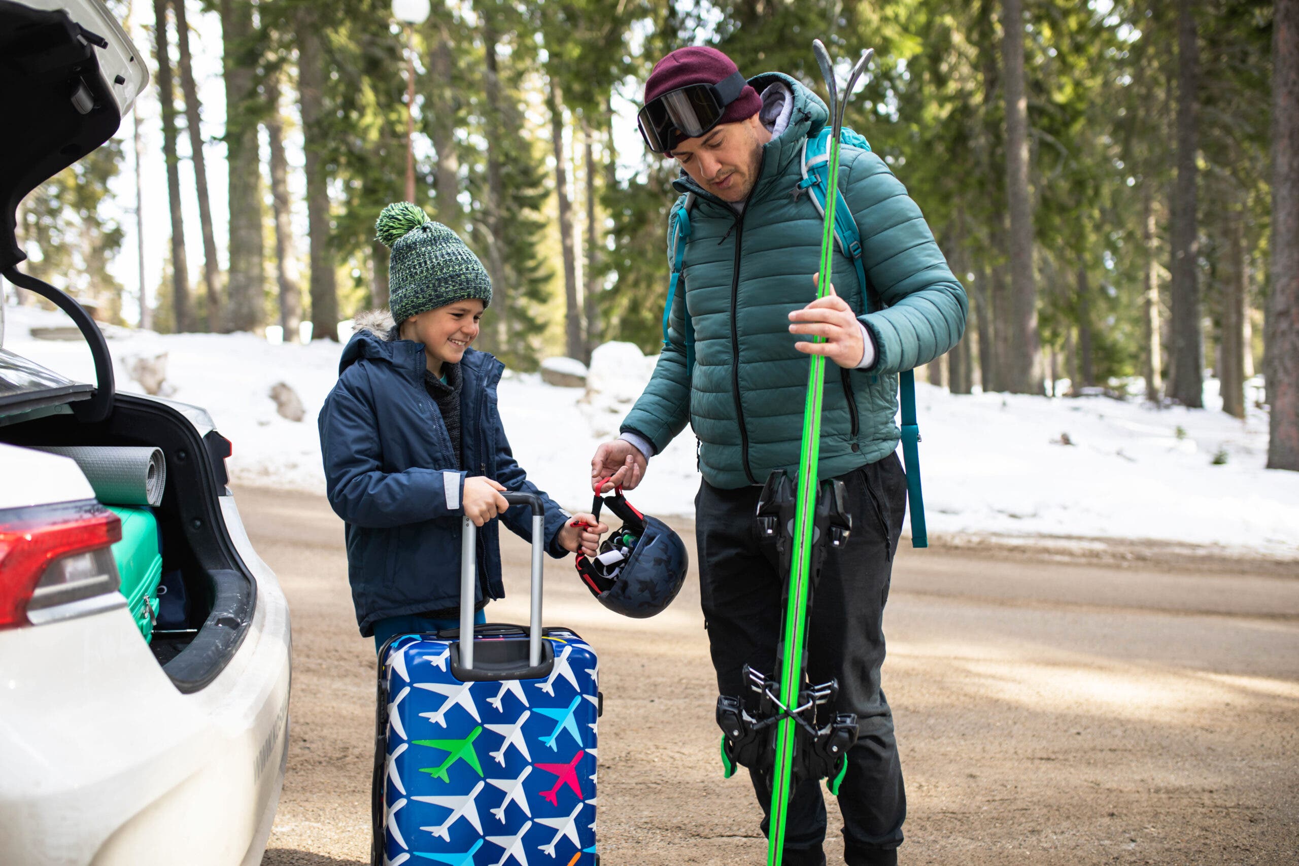 Two skiers packing car